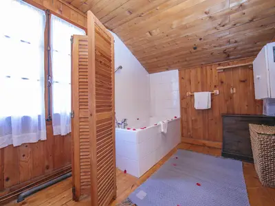 Badezimmer mit Badewanne und Handdusche