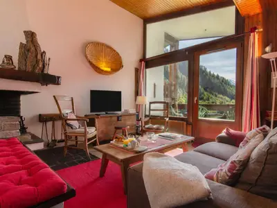 Wohnzimmer mit Bergblick und Zugang zum Balkon