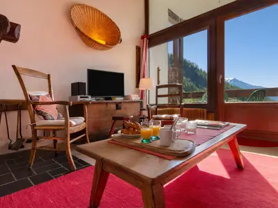 Wohnzimmer mit einem Couchtisch