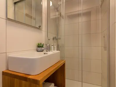 Erstes Badezimmer mit Dusche