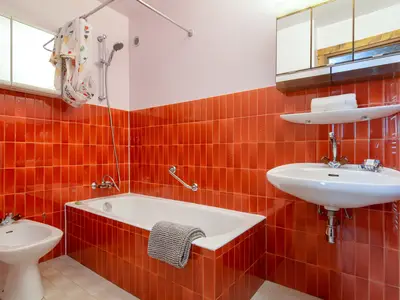 Eigenes Badezimmer mit Badewanne, Dusche und Bidet