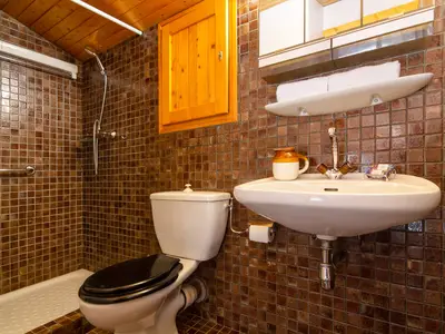 Eigenes Badezimmer mit Badewanne und Dusche