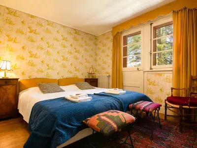 Schönes Schlafzimmer 1 mit zwei miteinander verbundenen Einzelbetten