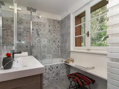 Badezimmer mit Badewanne und Dusche