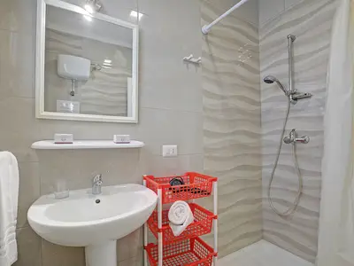 Badezimmer mit Dusche