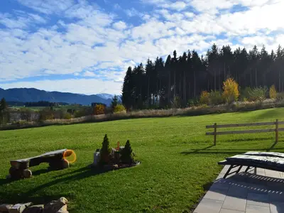Blcik von der Terrasse auf den See und die Berge