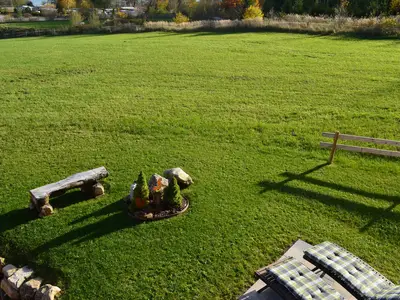 Blick vom Balkon in den Garten