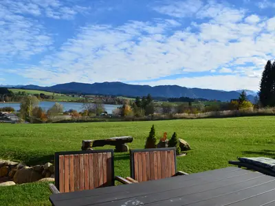 Große Terrasse mit Garten