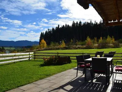 Große Terrasse mit Garten