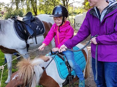 Auch Ponyreiten kannst Du bei uns.