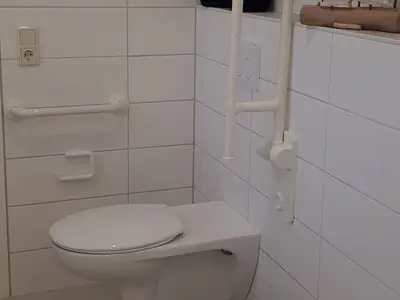 Toilette mit Halterungen