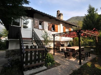 Garten mit Holzpergola und kamin