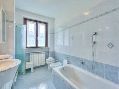 Badezimmer mit Badewanne