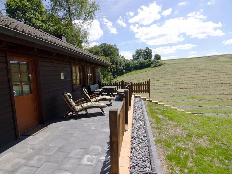 Terrasse mit Blick in die Natur.