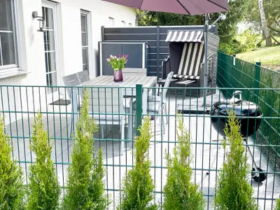 Komplett umzäunte Terrasse mit Zugang von der Küche und dem Wohnzimmer.