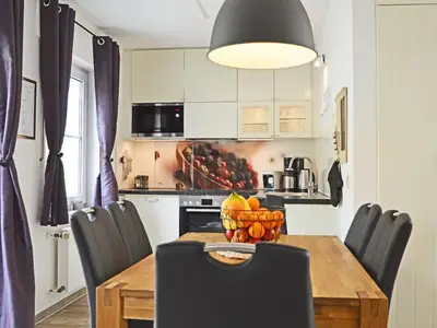 Moderne Küche mit Geschirrspüler, Ceranfeld und Mikrowelle...