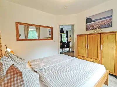 Schlafzimmer voll abdunkelbar.