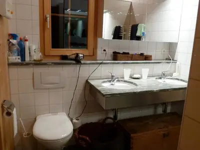 Badzimmer im Obergeschoss mit Dusche und Sauna