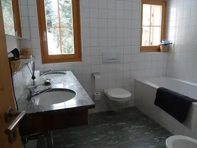 Badzimmer Erdgeschoss, mit Badewanne und Bidet