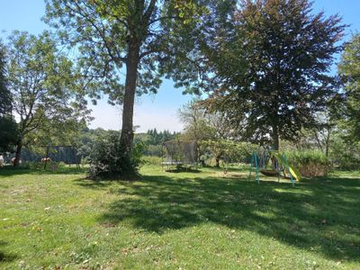 Parc arboré avec jeux pour enfants