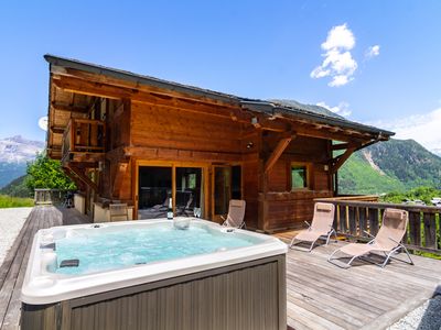 Schönes Holzchalet mit Whirlpool und Liegestühlen