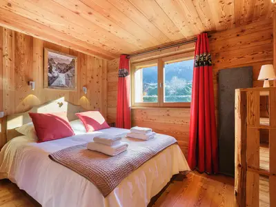 Gemütliches Schlafzimmer mit Doppelbett