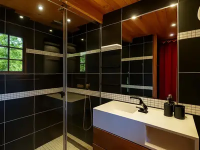 Badezimmer mit Dusche