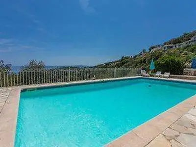 Der grosse Pool befindet sich einige Stufen unterhalb des Hauses