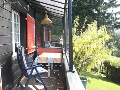 Balkon 1/4 verglast ideal in der Nebensaison oder für gemütliche Abende, herrlich warm hinter Glas.