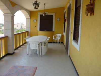 Terrasse. Veranda-Terrasse mit Meerblick und mit Tisch, Stühlen und Schaukel