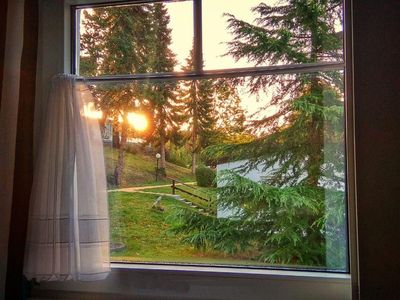 Ausblick aus dem Fenster. Schlafzimmerblick mit Morgensonne