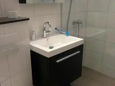 Bad/Dusche. Geräumige Dusche mit Toilette