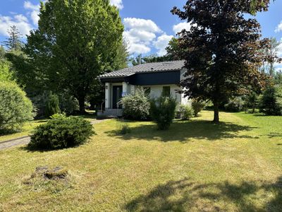 Ferienhaus Vorderansicht mit großem Garten