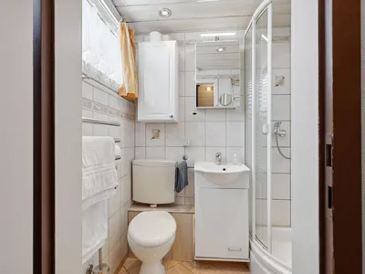 Dusche mit Waschplatz und WC