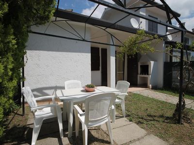 Garten. Die überdachte Terrasse mit Grill-Bereich