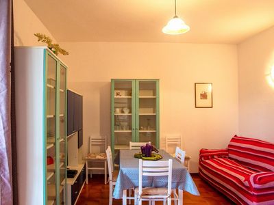 Wohnbereich. Wohnzimmer mit Esstisch und Doppelschlafcouch