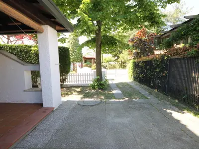 Der Garten mit Parkplatz