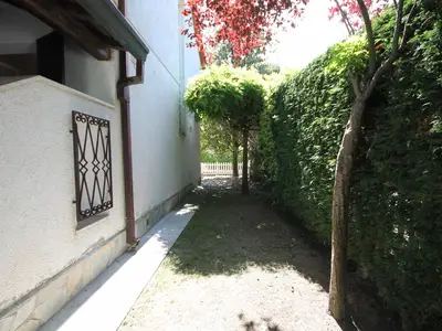 Der Garten mit Parkplatz