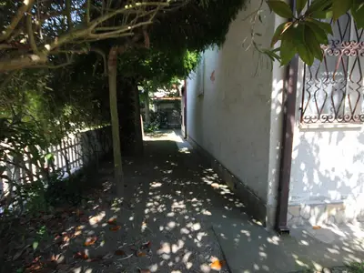 Der Garten mit Parkplatz