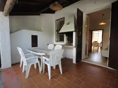 Die überdachte Terrasse mit Grill und Gartenmöbel