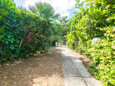 Garten. Der private Garten mit Parkplatz