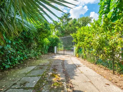 Garten. Der private Garten mit Parkplatz