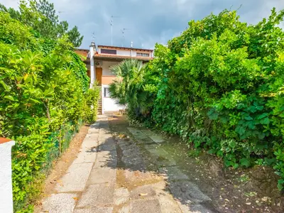 Garten. Der private Garten mit Parkplatz