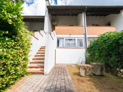 Garten. Treppe zum Eingang und Balkon