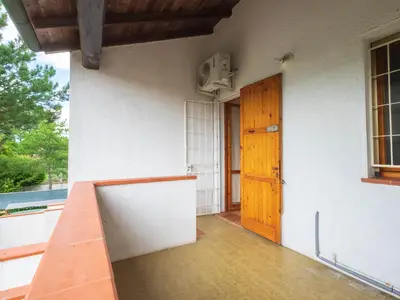 Balkon. Balkon auf der Vorderseite
