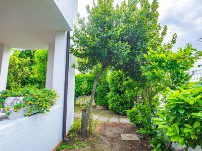 Terrasse. Der private Garten und überdachte Terrasse mit Grill