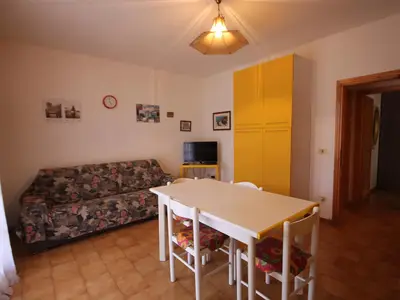 Das Wohnzimmer mit einer neuen Küchenzeile und Schlafcouch