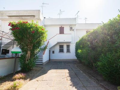 Außenansicht des Gebäudes. Das Aeüßere des Ferienhauses mit Garten