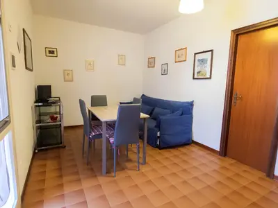 Wohnbereich. Das Wohnzimmer mit Doppelschlafcouch und Küchenzeile