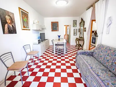 Wohnbereich. Wohnzimmer mit Schlafcouch und Esstisch